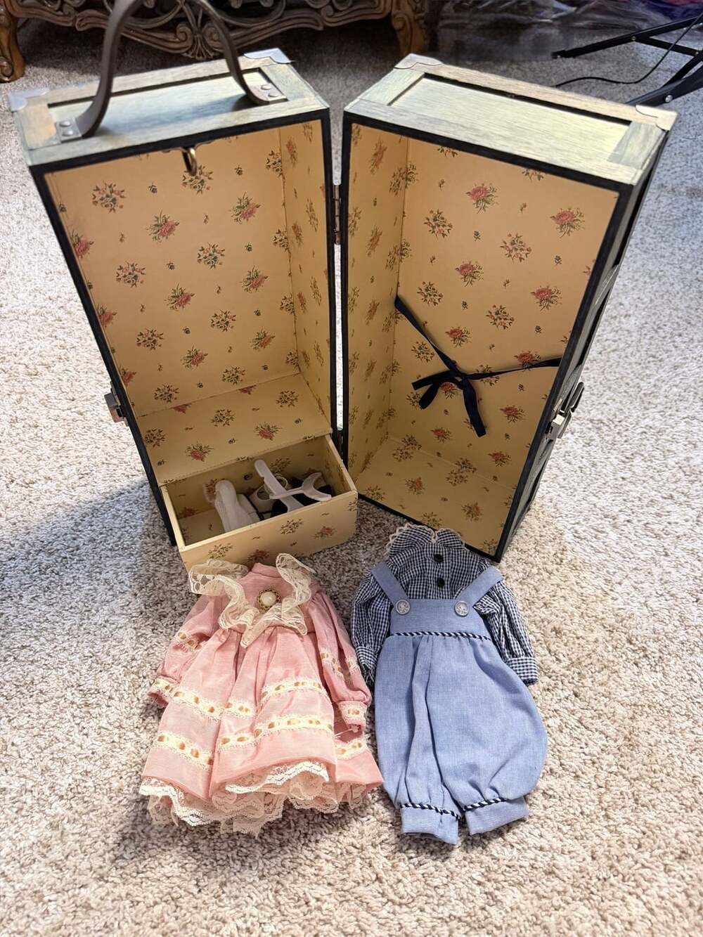 Tonner Tiny Kitty Collier Doll Wardrobe Trunk With Outfits And Shoes